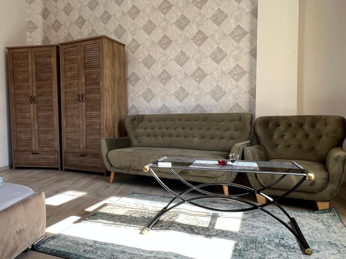 B112 By Small Apartman *